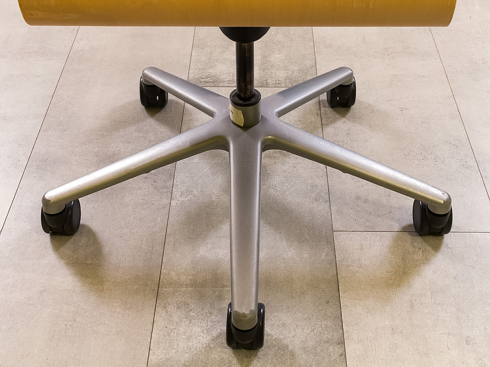 Офисное кресло руководителя на колесах MADERA A Sitland Кожа Бежевый Италия  КРКБ-270624