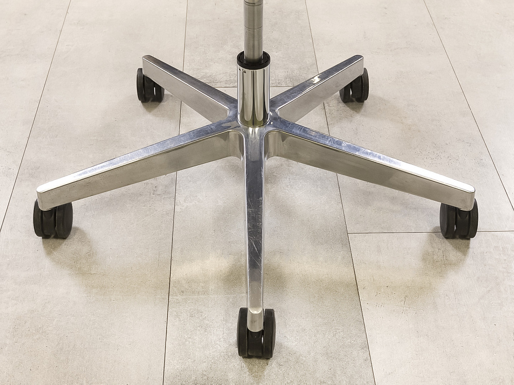 Офисное кресло для персонала на колесах Quinti Кожа Бежевый Италия  КПКБ-04026