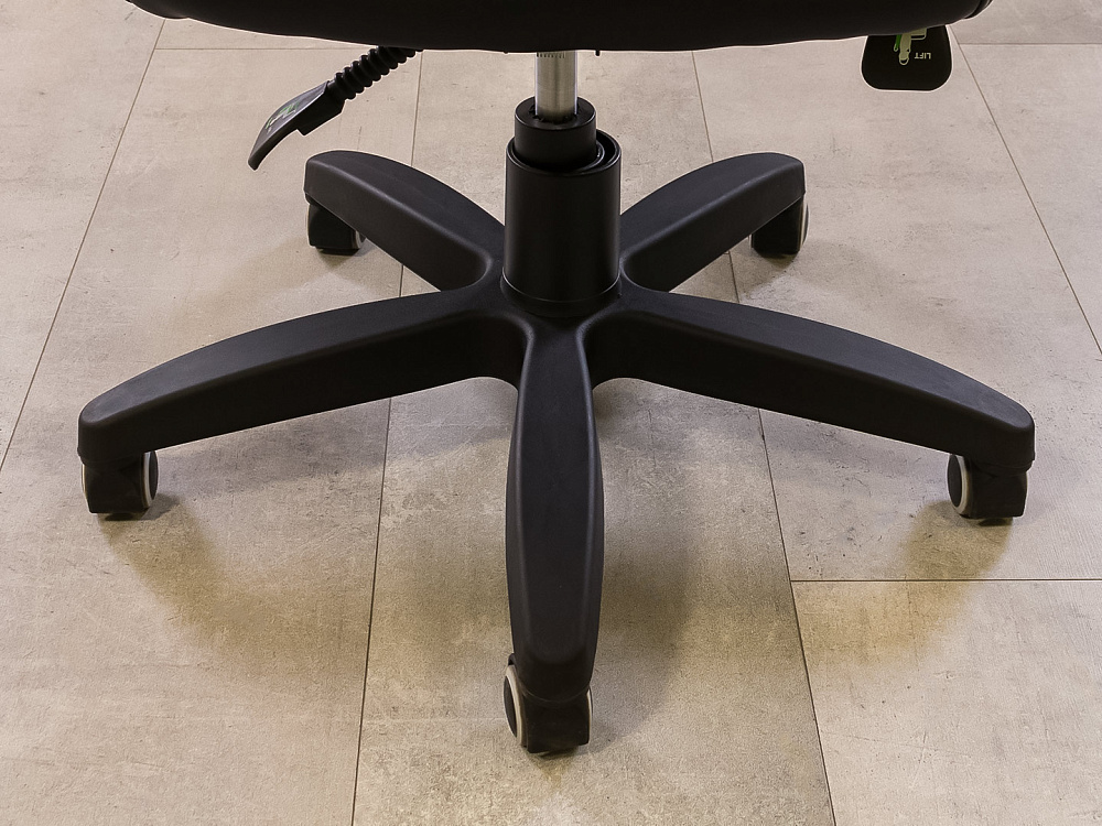 Офисное кресло руководителя на колесах ГЕЛАКСИ Экокожа Чёрный Россия  КРКЧ1-060923